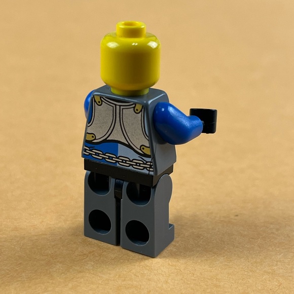 LEGO Castle Crown Kings Lion Knight Minifigure 70402 2” - Picture 8 of 8